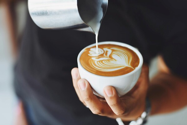 Οι λάτρεις του καφέ έχουν χαμηλότερο κίνδυνο υποτροπής του καρκίνου του εντέρου, σύμφωνα με έρευνα