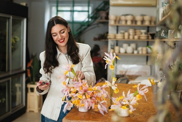 Η Δέσποινα Ισοπούλου μαθαίνει στους Αθηναίους τι πάει να πει floral design 