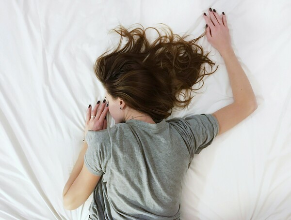 Πώς μπορούμε να ξανακοιμηθούμε αν ξυπνήσουμε μέσα στη νύχτα