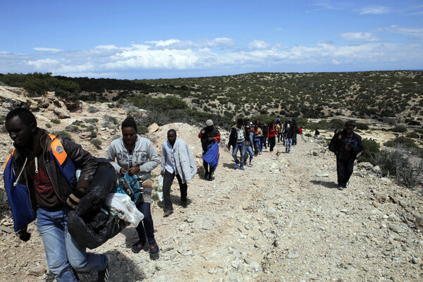 «Μας ωθούν στα όριά μας»: Άρθρο του Guardian για τις μεταναστευτικές ροές στη Γαύδο