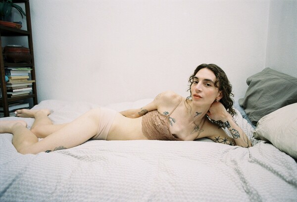 «Αγάπη, λαγνεία, ελευθερία»: Μια «καλειδοσκοπική» έκθεση queer φωτογραφίας