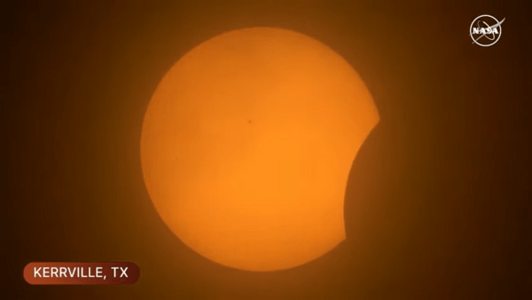 Live - Έκλειψη Ηλίου: Όλα τα μάτια στραμμένα στον ουρανό