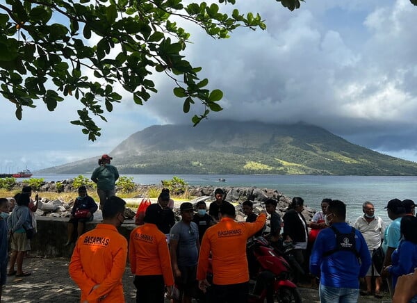 Ινδονησία: Η έκρηξη του ηφαιστείου Ρουάνγκ κλείνει αεροδρόμιο και προκαλεί ζημιές σε χωριά