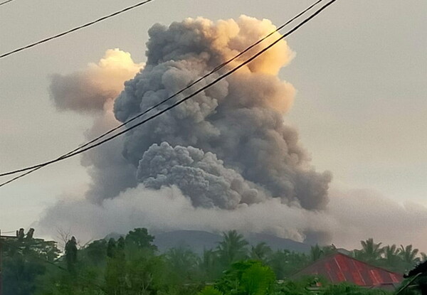 Ινδονησία: Συνεχείς οι εκρήξεις ηφαιστείου Ρουάνγκ - Βρέχει λιωμένους βράχους στα γύρω χωριά