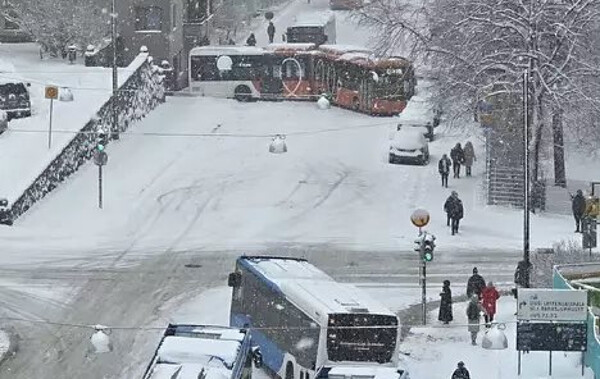 Σφοδρός χιονιάς σαρώνει το Ελσίνκι - Προβλήματα σε αυτοκινητόδρομους και αεροδρόμια