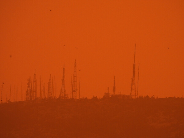 Αφρικανική σκόνη: Η δορυφορική εικόνα και 10 φωτογραφίες από την «πορτοκαλί» Αττική