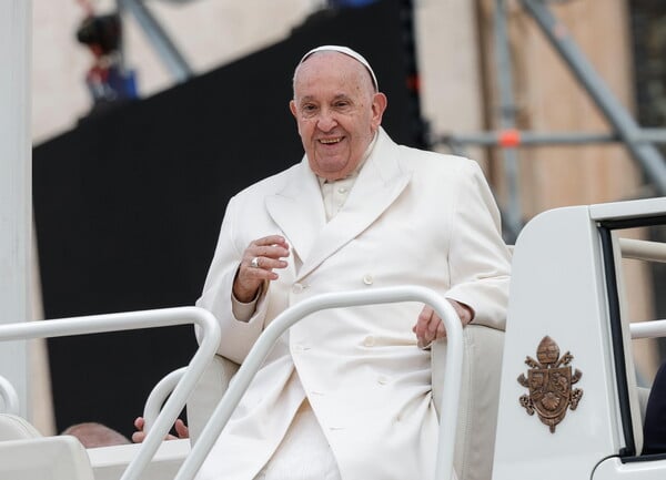 Στη σύνοδο των G7 θα λάβει μέρος ο πάπας Φραγκίσκος