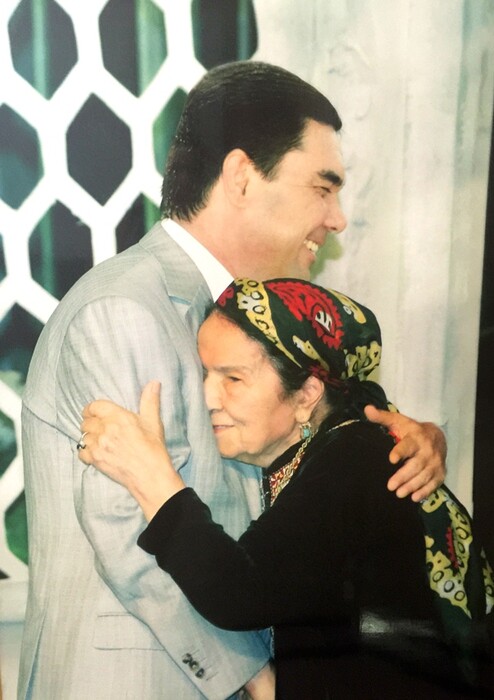 18 εντελώς γελοίες, προπαγανδιστικές φωτογραφίες του δικτάτορα του Τουρκμενιστάν, που τερματίζουν το φώτοσοπ