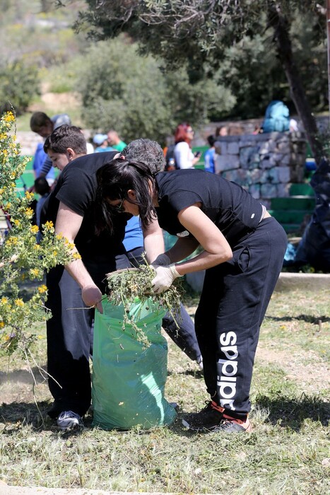 Let's Do It Greece: Ένα μεγάλο μπράβο στους χιλιάδες Έλληνες εθελοντές που σήμερα άφησαν τη βόλτα και τον καναπέ