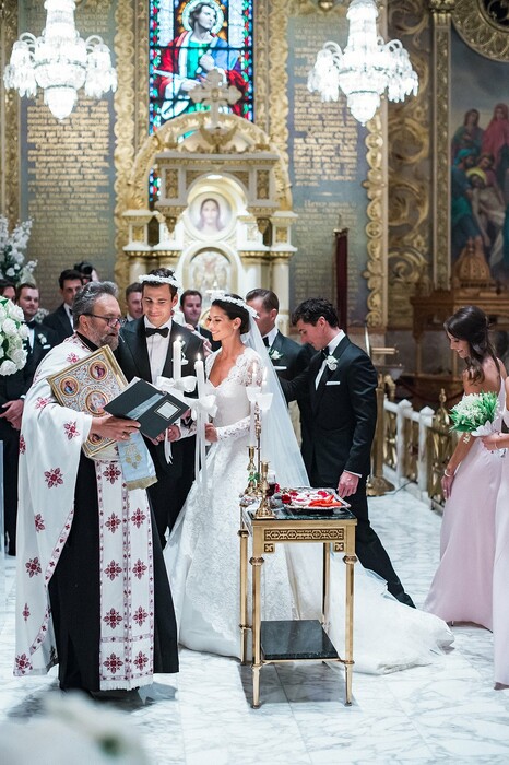 Μια Ελληνίδα παντρεύεται στην ελληνορθόδοξη εκκλησία του Λος Άντζελες, με στυλ βαθέος Χόλυγουντ
