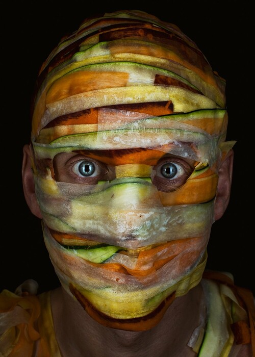 Τα πορτρέτα ενός σεφ που κάλυψε το πρόσωπό του με τα τρόφιμα από το μενού του