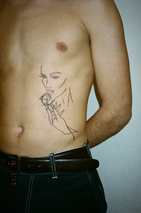 Οι φωτογραφίες μιας αινιγματικής και περιπλανώμενης tattoo artist