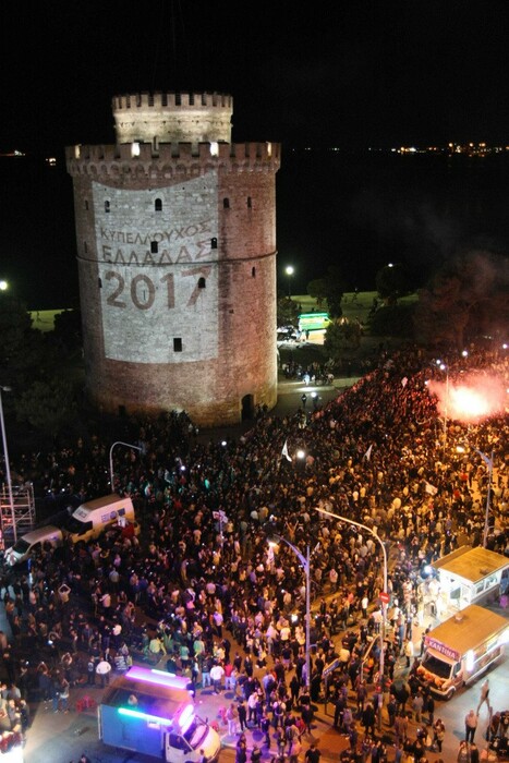 Το ξέφρενο γλέντι για τον ΠΑΟΚ στη Θεσσαλονίκη: Αποθέωση για παίχτες και Σαββίδη, χοροί και βεγγαλικά στο Λευκό Πύργο