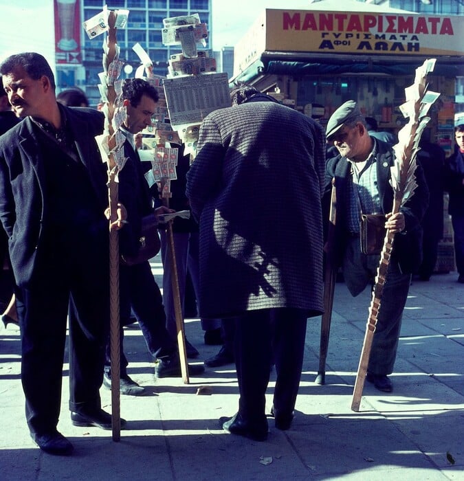 Συναρπαστικές έγχρωμες φωτογραφίες στους δρόμους της Αθήνας του 1966