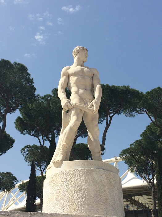 Στη Ρώμη με Πινκ Φλόιντ, μουσολινικά γυμνά αγάλματα και Χιροσίγκε