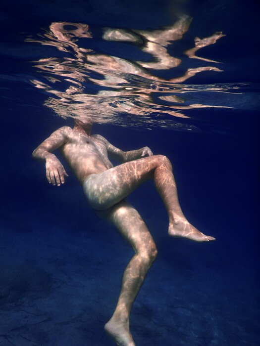Τα γυμνά σώματα του Μανούσου Χαλκιαδάκη κάτω απ' το νερό