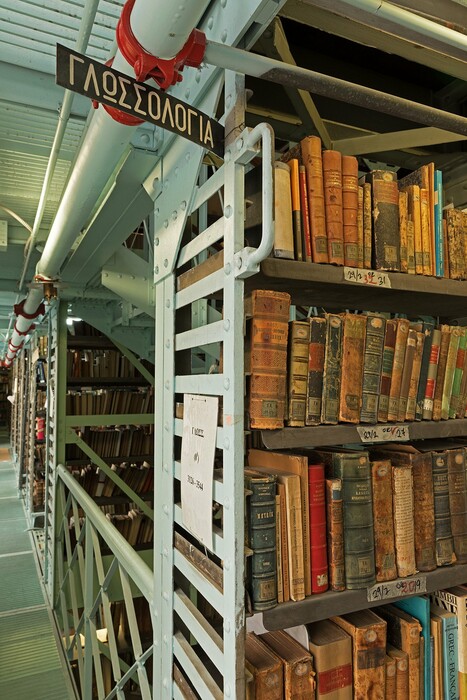 Μέσα στην παλιά Εθνική Βιβλιοθήκη