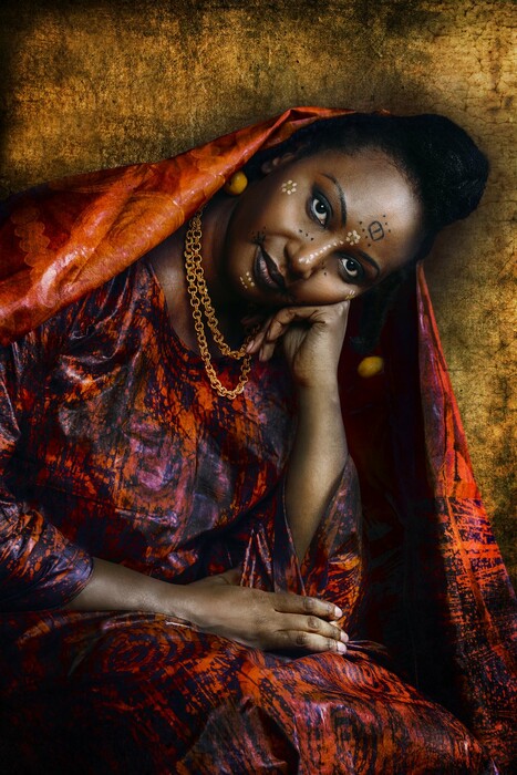 Σύγχρονες γυναίκες από την Αφρική φωτογραφίζονται με τα ρούχα της γιαγιάς τους