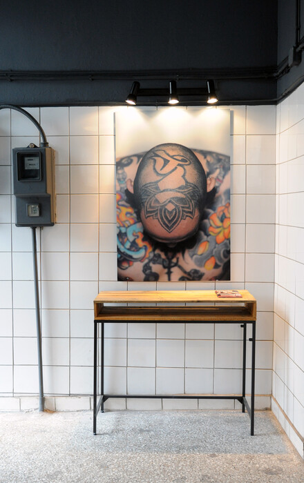 Ένας νέος πολυχώρος για το tattoo ανοίγει απόψε σε ένα παλιό φανοποιείο πίσω από το Πάντειο