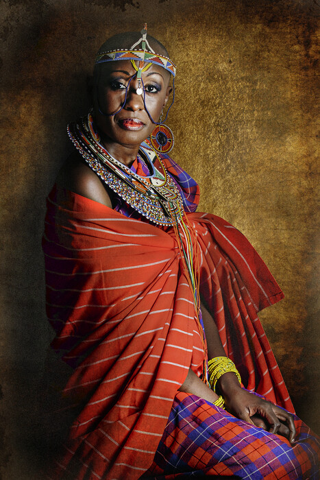 Σύγχρονες γυναίκες από την Αφρική φωτογραφίζονται με τα ρούχα της γιαγιάς τους