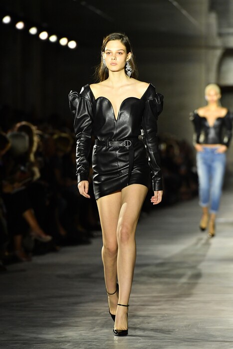 Η Εβδομάδα Μόδας στο Παρίσι ξεκίνησε με Yves Saint Laurent και κυρίαρχο το μαύρο