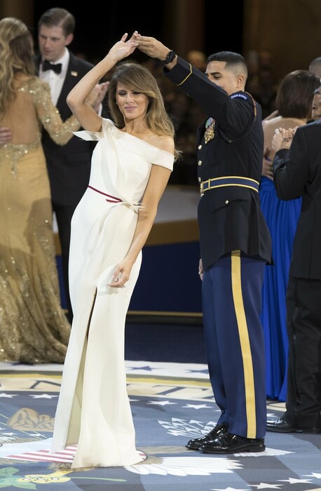 Ο Τραμπ και η Μελάνια χορεύουν αγκαλιασμένοι το «My way» του Σινάτρα για να γιορτάσουν την πρώτη μέρα στον Λευκό Οίκο