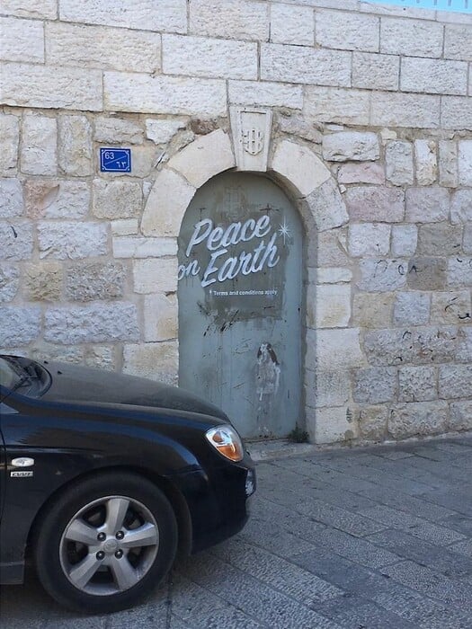 Το νέο έργο του Banksy στην Παλαιστίνη έρχεται να θυμίσει πως οι γιορτές δεν είναι χαρούμενες για όλους