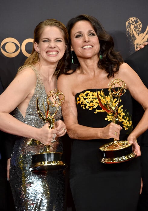 Βραβεία Emmy: Oι κυριότερες βραβεύσεις και οι εμφανίσεις των σταρ στο κόκκινο χαλί της 69ης τελετής
