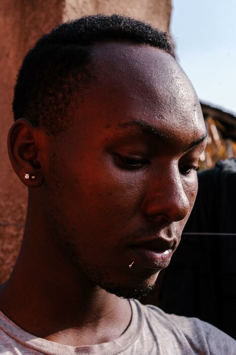 Ένας Αμερικανός φωτογράφος καταγράφει τη δύσκολη καθημερινότητα της LGBTQ κοινότητας στην Ουγκάντα