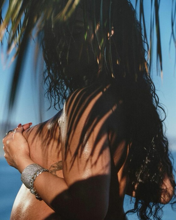Η Rihanna έγκυος και ολόγυμνη: «Αγκαλιάζοντας τη μαγεία που έκανε αυτό το σώμα»