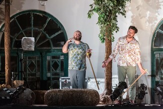 «Πέτρες στις τσέπες του»: Η sold out παράσταση με τους Μάκη Παπαδημητρίου και Γιώργο Χρυσοστόμου ταξιδεύει στην Ελλάδα