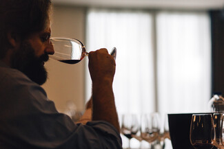 Όσα μπορεί να μάθει κανείς για το κρασί, πίνοντας ένα ποτήρι με τον Christian Moueix