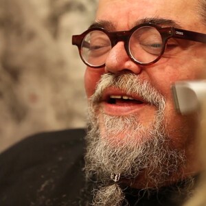 O Σταμάτης Κραουνάκης ξυρίζει το μούσι του μετά από 40 χρόνια στον φακό του LIFO.gr