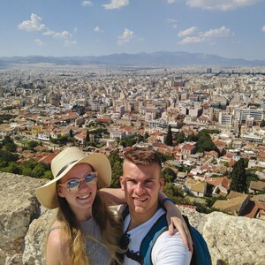 Βόλτες στην Αθήνα με ένα νέο, πανέξυπνο είδος τουρίστα, που έχει να μας διδάξει πολλά