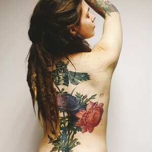 Tα ανθισμένα τατουάζ της Κατερίνας Κοντοδήμα