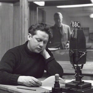 Οι 150 εκπομπές που έκανε ο Ντύλαν Τόμας, τα τελευταία χρόνια της σύντομης ζωής του, στο ραδιόφωνο του BBC