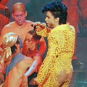 Ο Prince ερμηνεύει το Get Off στα ΜΤV και περνά στην ιστορία ως το πιο sexy live που έχει γίνει ποτέ