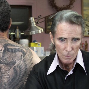 Ο θρυλικός tattoo artist Mark Mahoney αφηγείται ιστορίες από το Los Angeles