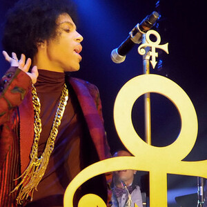 Oταν ο Prince είχε πεθάνει ο ίδιος τον εαυτό του- Μια επιτύμβια στήλη έγραφε:Prince, 1958-1993