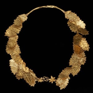 Τα αριστουργηματικά χρυσά στεφάνια και ο μοναδικός Κρατήρας του Δερβενίου του Αρχαιολογικού Μουσείου Θεσσαλονίκης