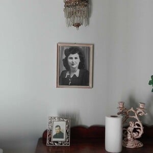 «Αδειάζει το σπίτι της μάνας μου»: Η Όλια Λαζαρίδου διαβάζει δύο ποιήματα του Πέτρου Μπιρμπίλη