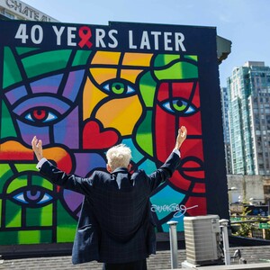 Ο Joe Average παρουσιάζει μια νέα τοιχογραφία που τιμά τον αγώνα κατά του Aids στο Βανκούβερ