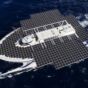 Ένα πλοίο που κινείται με ηλιακή ενέργεια θέλει να αλλάξει για πάντα τα ταξίδια στη θάλασσα