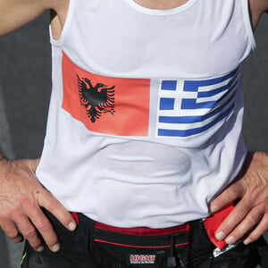 Μπλούζα με ελληνική και αλβανική σημαία