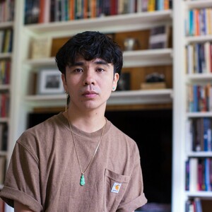 Ο Ocean Vuong στη LiFO: «Ο κόσμος μου είναι τραυματικός, μα ταυτόχρονα είναι υπέροχος»