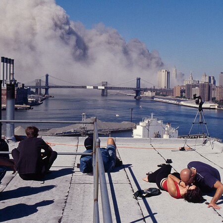Το φιλί μπροστά στον όλεθρο - Μια αδημοσίευτη φωτογραφία από την 11η Σεπτεμβρίου