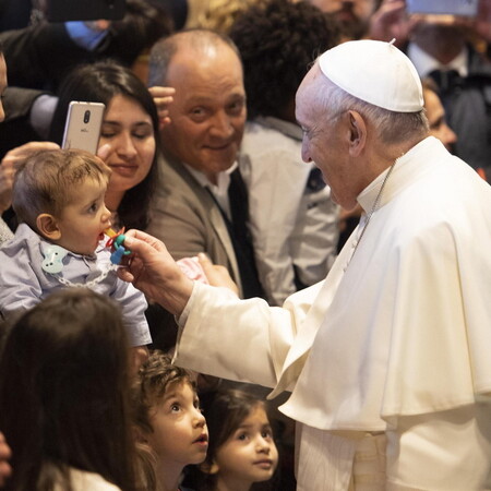 Ο Πάπας άφησε τους πιστούς να φιλήσουν το δαχτυλίδι του μετά το βίντεο που προκάλεσε αντιδράσεις