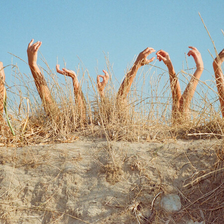 «Μια μέρα στην παραλία» με τις γυμνές φωτογραφίες του Κωστή Φωκά