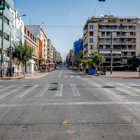 «Θα επιστρέψουμε στην πόλη με νέο δέος και νέο θαυμασμό»: Βαδίζοντας στην άδεια Αθήνα με τον Μέμο Φιλιππίδη
