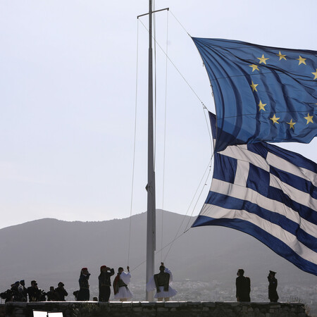 Παρουσία της ΠτΔ Κατ. Σακελλαροπούλου και του Μ. Σχοινά η ταυτόχρονη έπαρση της ελληνικής και της ευρωπαϊκής σημαίας στην Ακρόπολη	